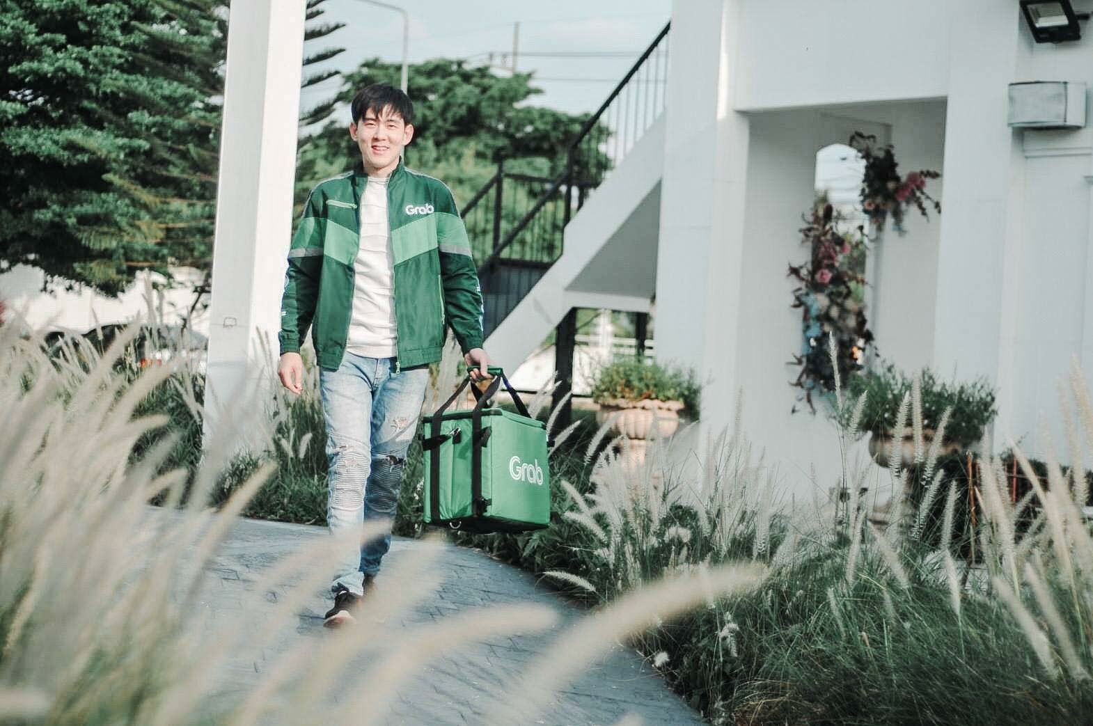นักร้องหนุ่ม "อ๊อฟ ศุภณัฐ" ผันตัวขับ Grab ส่งอาหาร