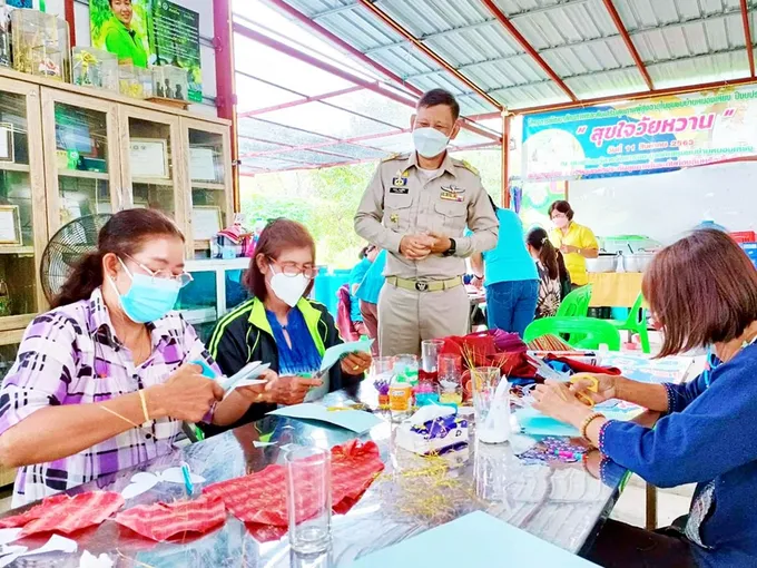 นอภ.หัวหิน นำกลุ่มสตรีประดิษฐ์ผีเสื้อประดับในนิทรรศการเฉลิมพระเกียรติ “สมเด็จพระพันปีหลวง” 12 สิงหาคม 65