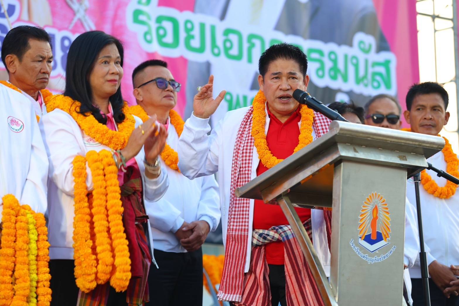 “ธรรมนัส” ขึ้นเวทีปราศรัยอ้อนวอนเมตตาเลือก “เอ๋ ศรัณยา” นั่งนายกอบจ.หนองบัวลำภู ย้ำเลือดแดงไม่ทอดทิ้งพี่น้อง
