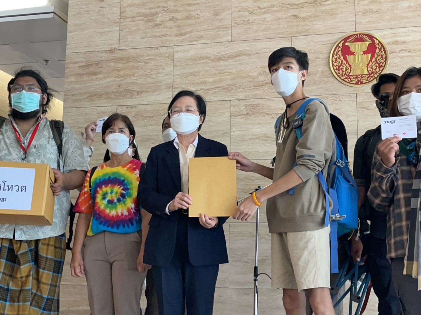 "กลุ่มราษฎร" บุกสภาฯขอจัดกิจกรรม "แคมป์ปิ้ง" ฟังสภาฯจับตาไม่ไว้วางใจ "ประยุทธ์"