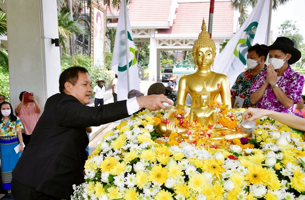 สวัสดีปีใหม่ไทย 2566 มก. เชิญชวนร่วมสืบสานประเพณีสงกรานต์สรงน้ำพระพุทธรูปเพื่อเป็นสิริมงคล