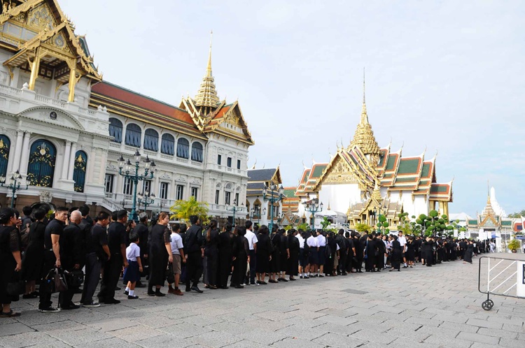 พสกนิกรเข้าถวายสักการะพระบรมศพ วันที่ 2 ต.ค.60 (ประมวลภาพ)