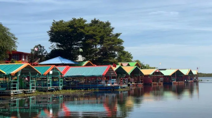 เที่ยวบ้านท่าวัด สกลนคร ล่องแพหนองหาร ชมธรรมชาติ ชิมอาหารเกลือหนองหาร
