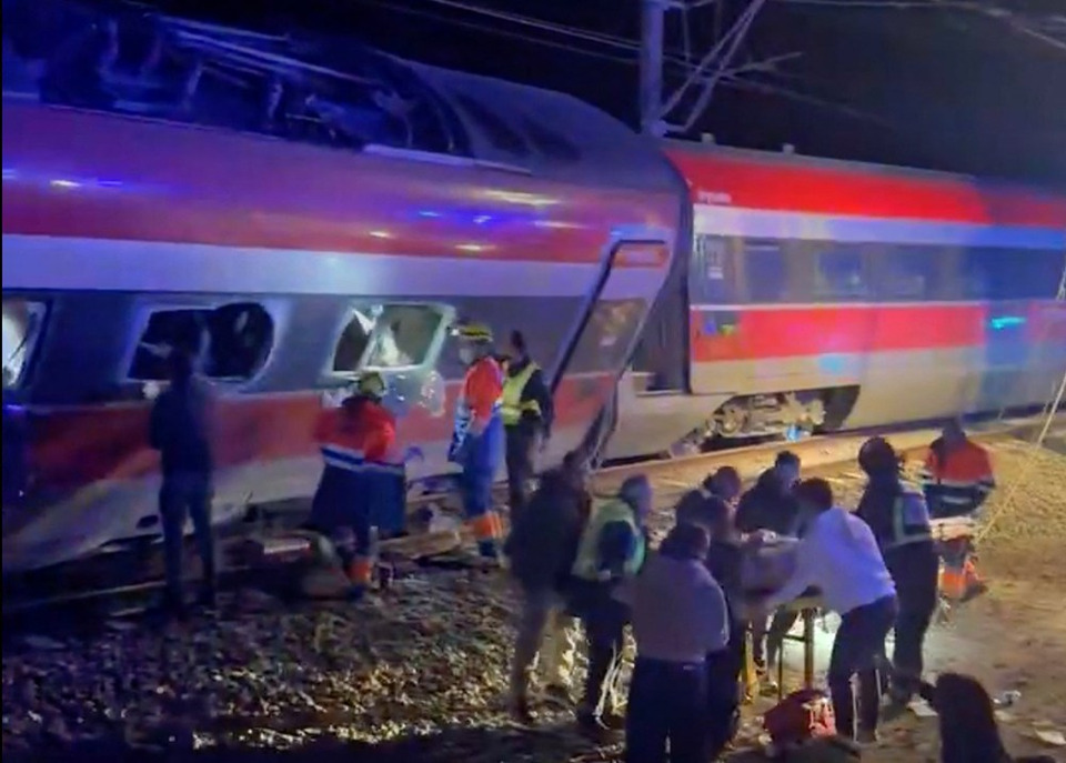 ช็อกยุโรป! รถไฟสเปนตกรางชนกันกลางราง เสียชีวิต 21 ราย เจ็บระนาว ใกล้เมืองอาดามุซ ทางตอนใต้ประเทศ