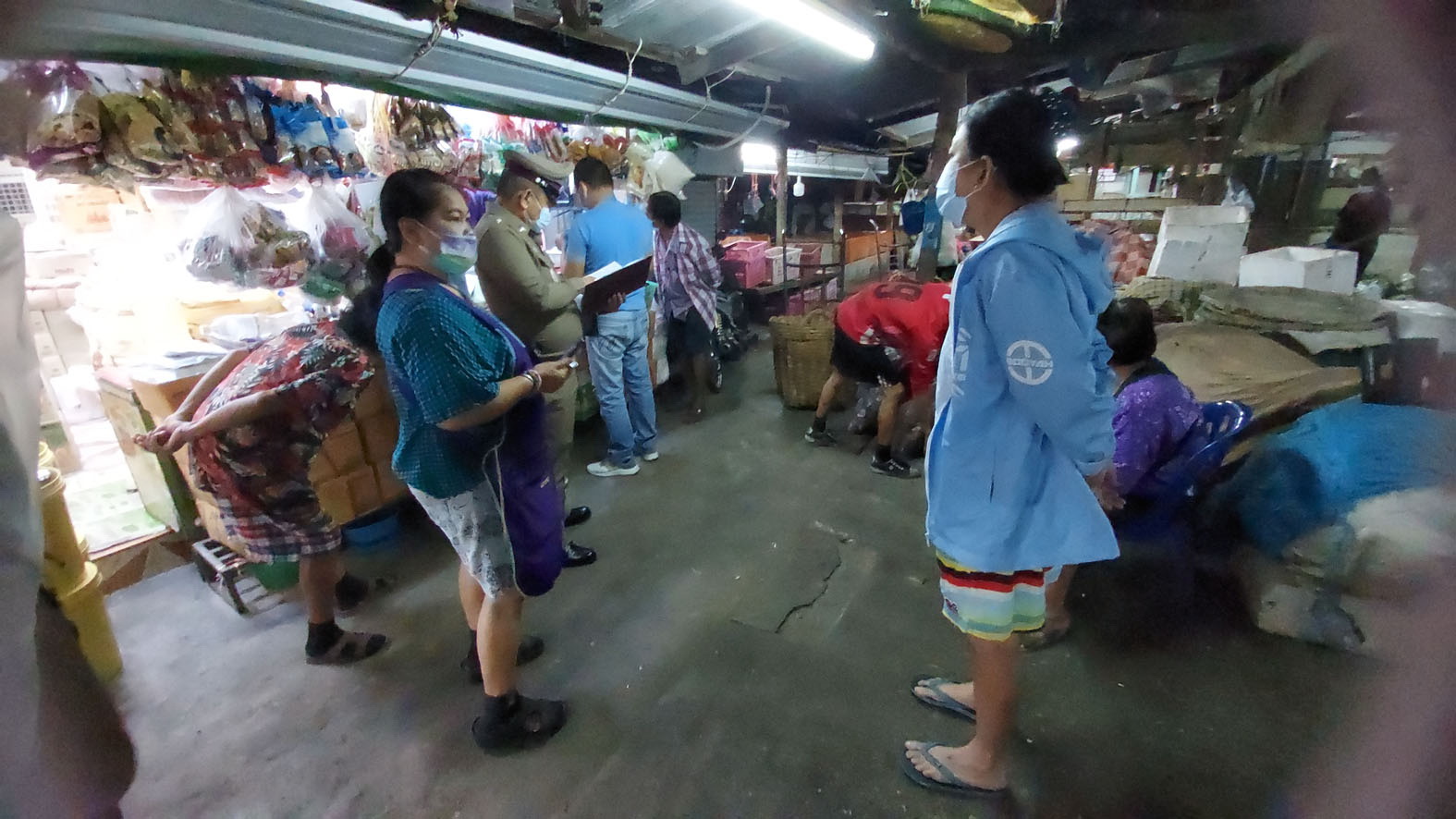 แม่ค้าร้านของชำในตลาดสด นอนหลับในร้านถูกสาวแสบกรีดกระเป๋าผ้าฉกเงิน