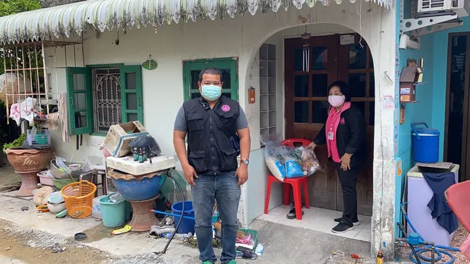 กระทรวงพม. - แรงงานลงพื้นที่ช่วย 2 พี่น้องติดโควิดย่านหนองแขม