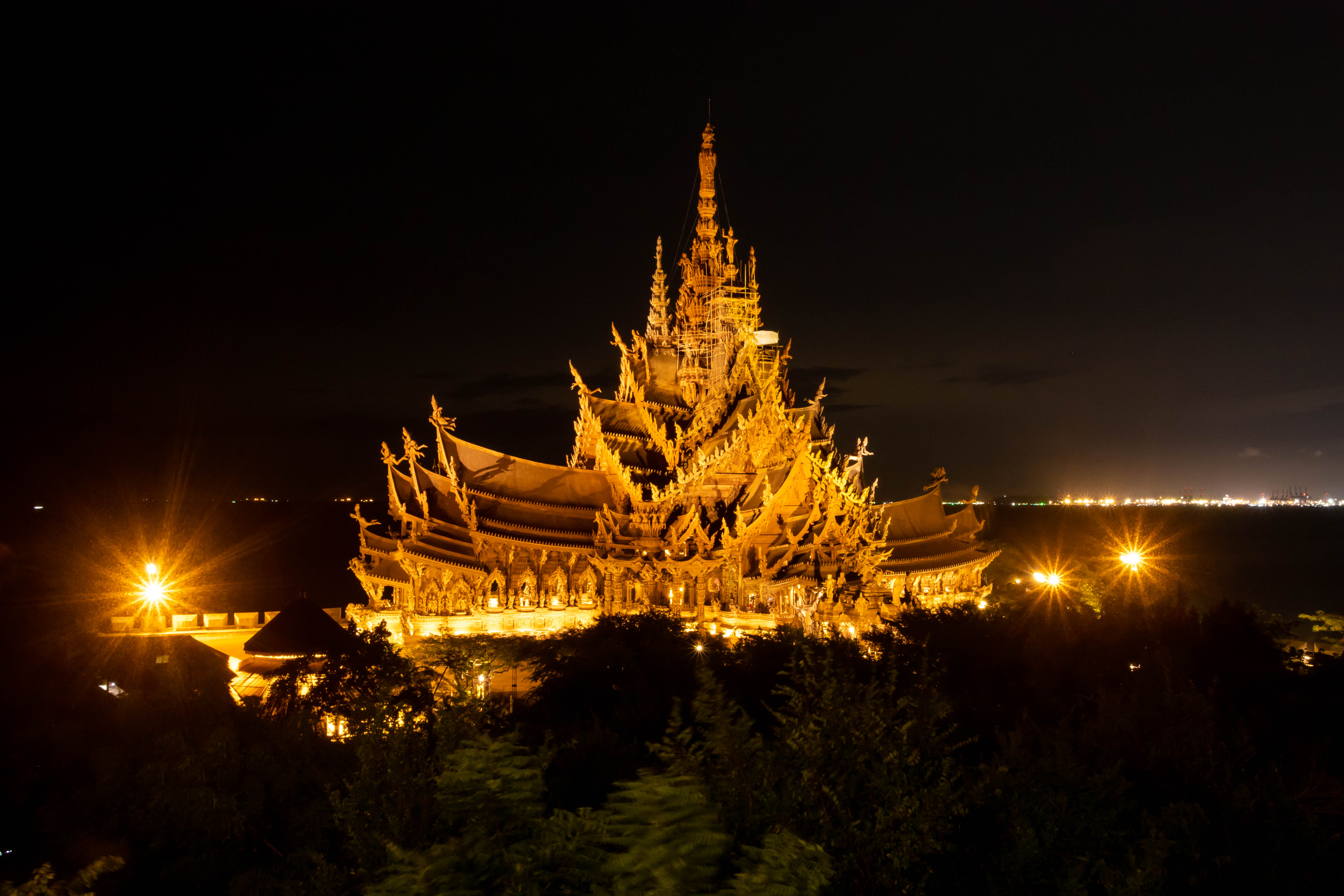 ปราสาทสัจธรรมเปิดรอบปฐมทัศน์ชมความสวยงามของปราสาทไม้ยามค่ำคืน