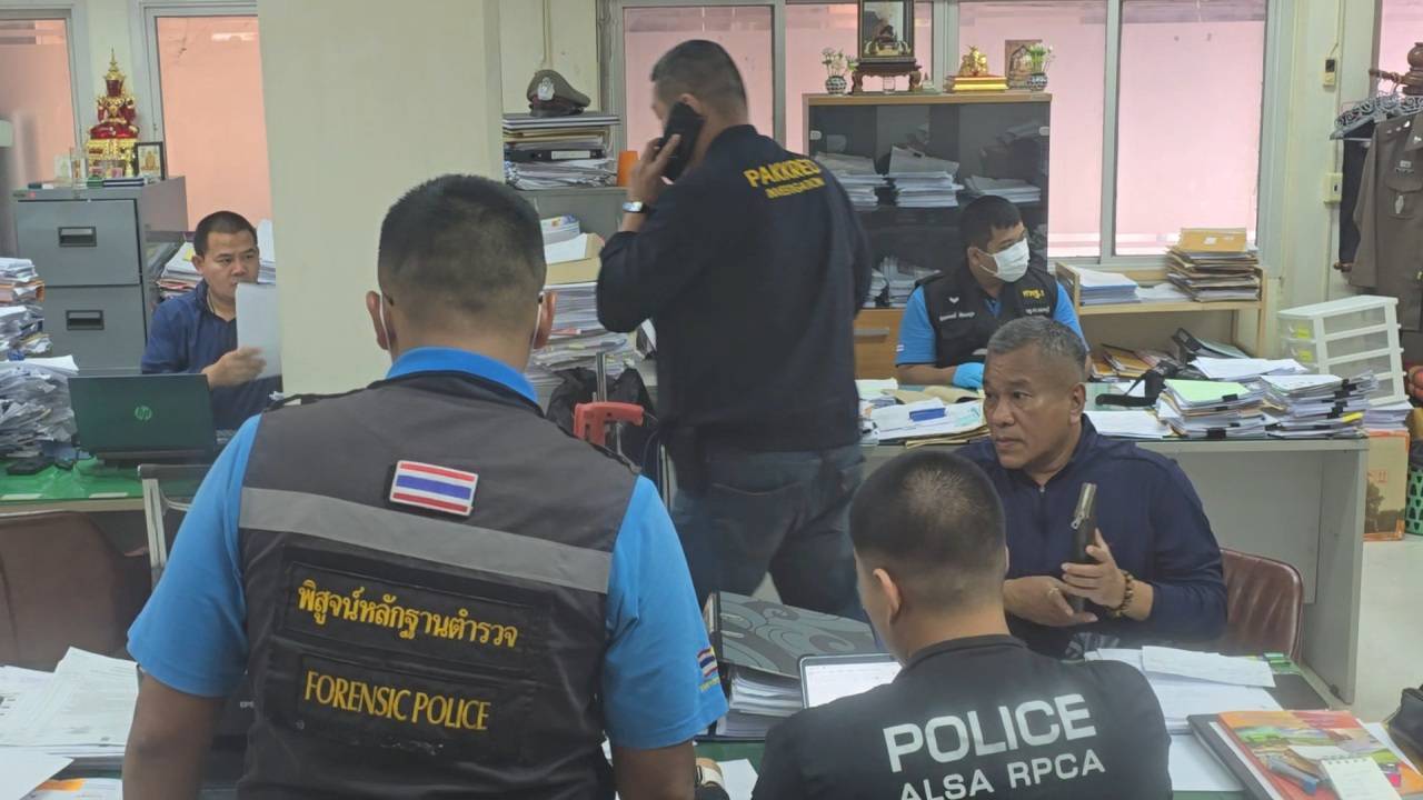 พฐ.เข้าตรวจสอบลายนิ้วมือแฝงนายทวีวัฒน์ เปรียบเทียบเงิน 12 ล้าน 