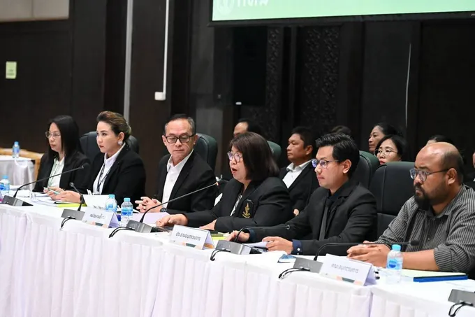  ร่วมประชุมคณะกรรมการวิสามัญพิจารณาร่างข้อบัญญัติกรุงเทพมหานคร 