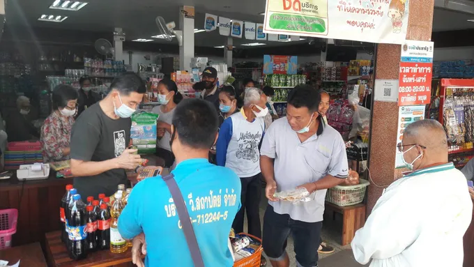 ปชช.ที่ได้รับสิทธิโครงการ “เราชนะ” ทั้ง 3 กลุ่ม ได้รับโอนเงินเพิ่ม แห่ซื้อสินค้าอุปโภค-บริโภคแน่นร้าน