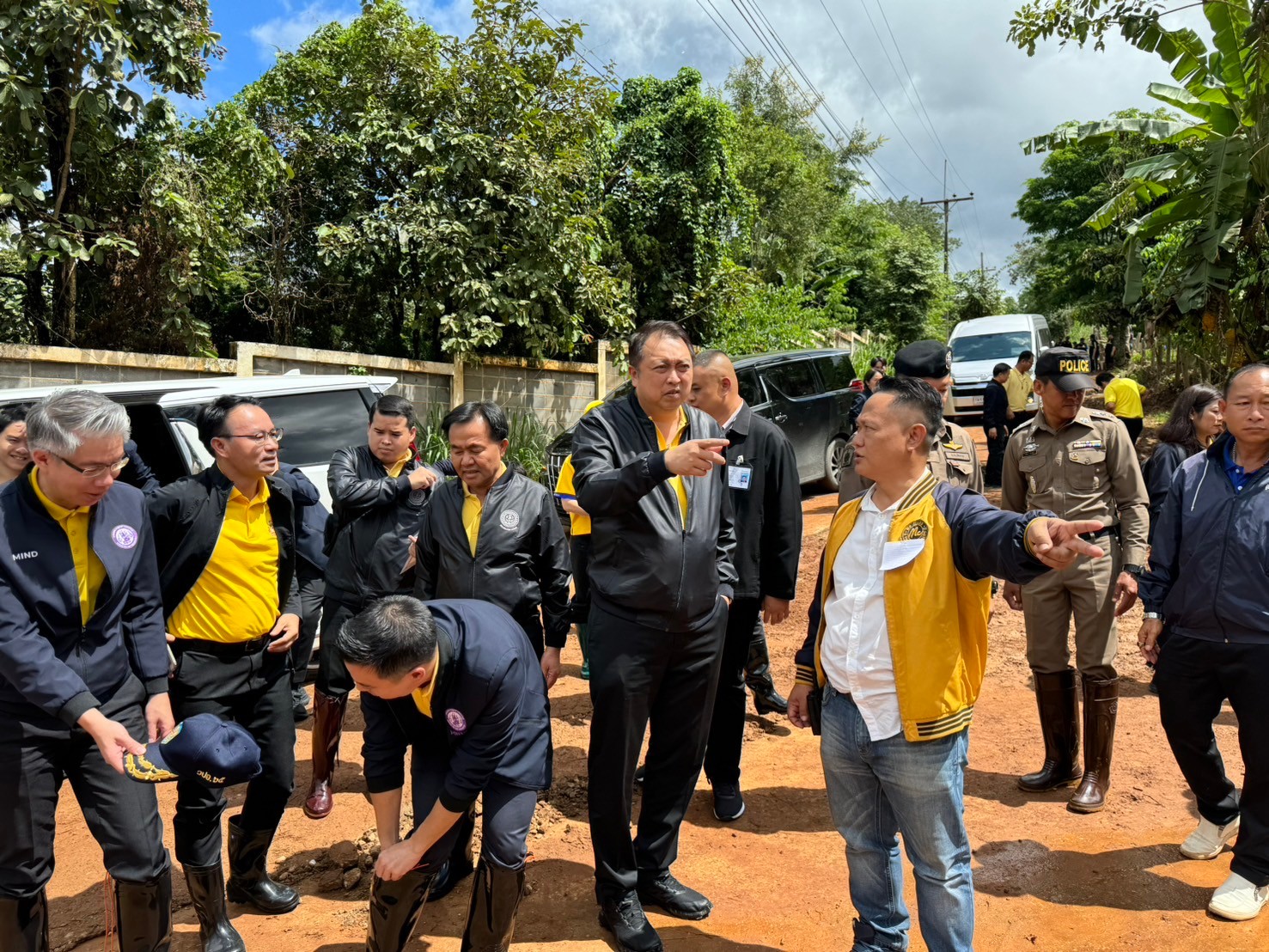 "สุชาติ" รับลูก "พิชัย" เยี่ยมน้ำท่วมเชียงราย พร้อมให้กำลังใจพี่น้องผู้ประสบภัย สั่งพาณิชย์จังหวัดดูแลใกล้ชิด