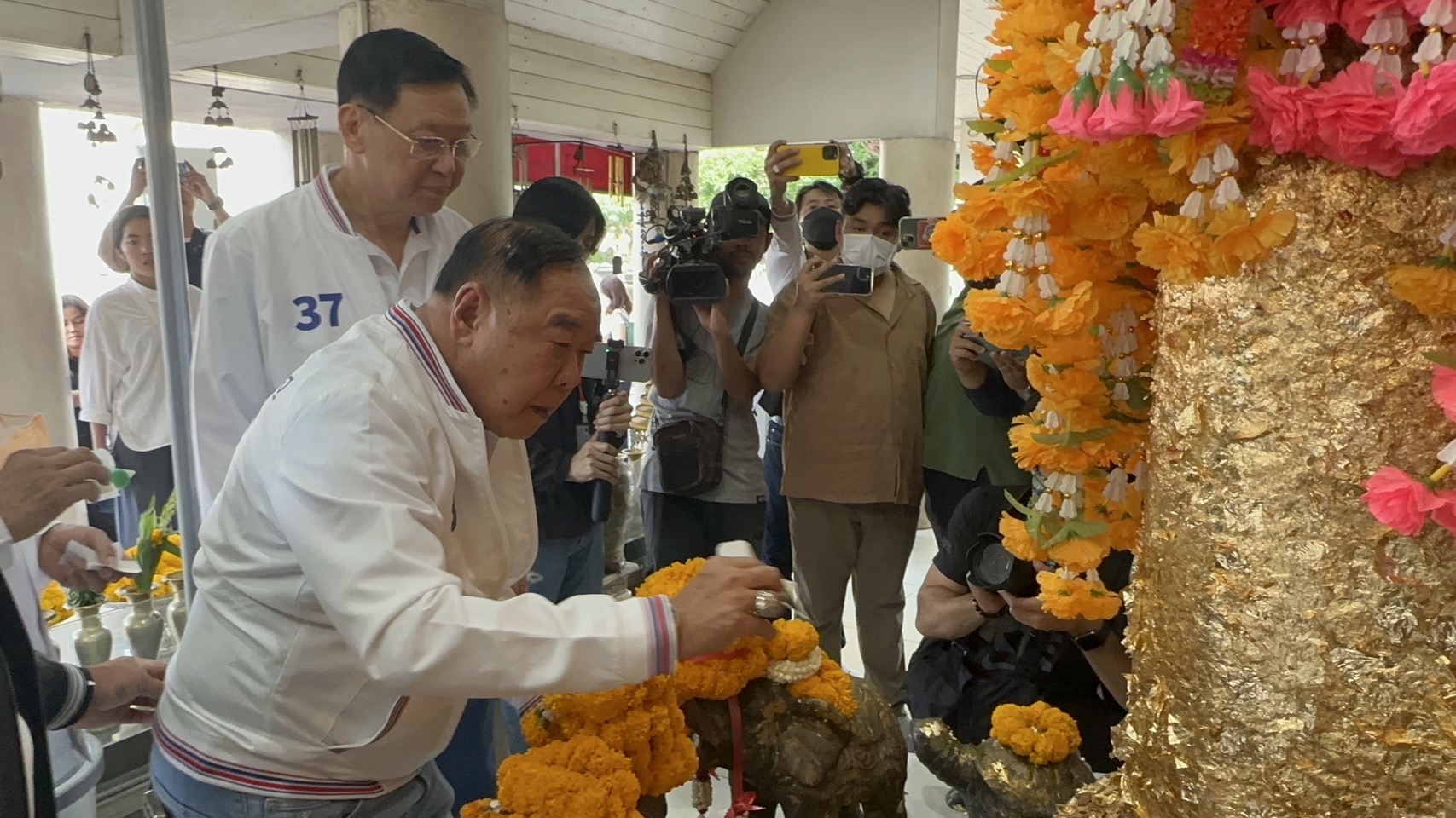 “บิ๊กป้อม” ไหว้ศาลหลักเมืองขอนแก่น ก่อนขึ้นปราศรัย  ปัดมีสูตรจับขั้วตั้ง รบ. ยํ้ารอผลเลือกตั้ง