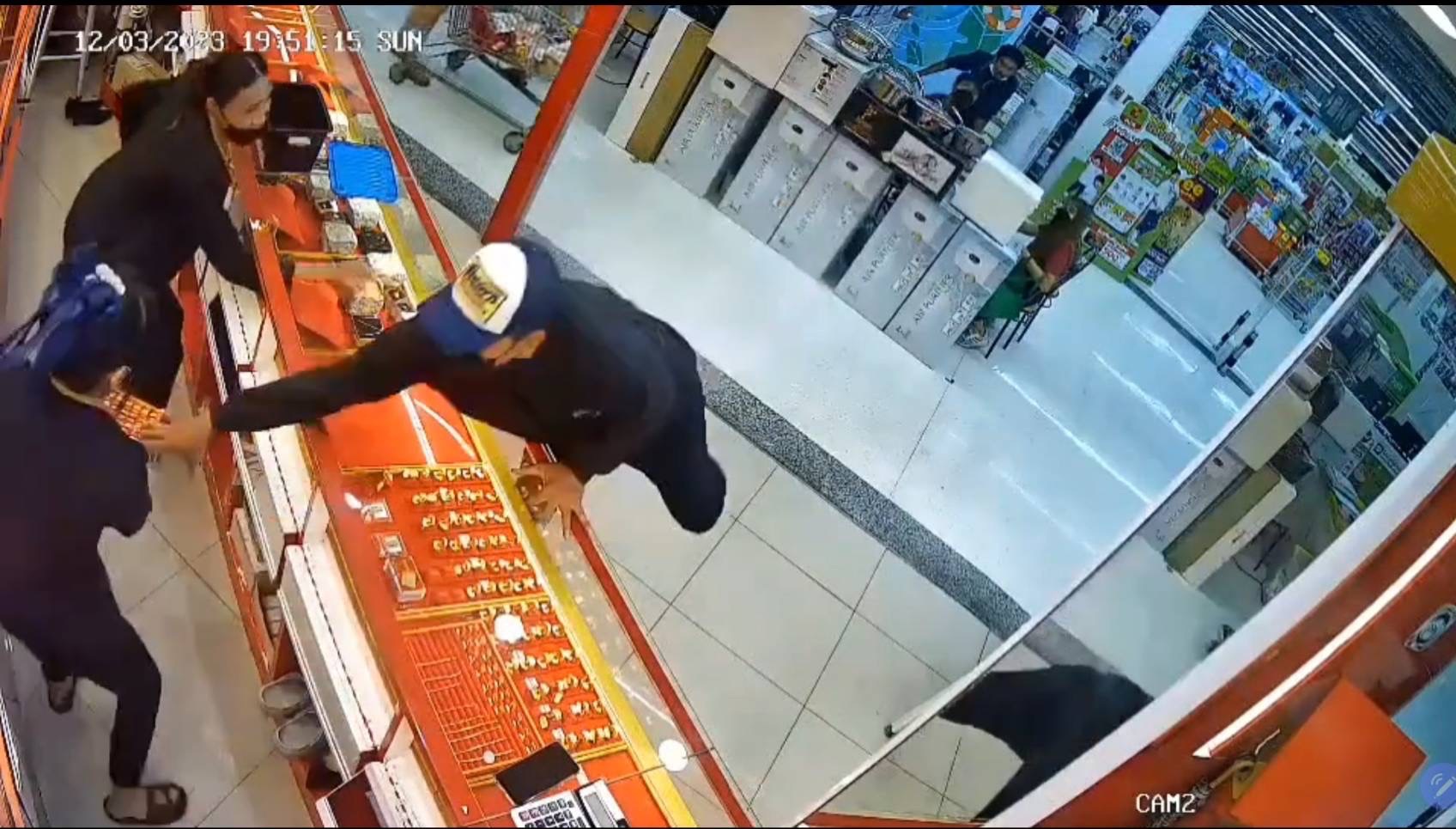  คนร้ายชิงทองในห้างสรรพสินค้าพื้นที่บ้านดู่แต่วืดหลบหนีไปมือเปล่า