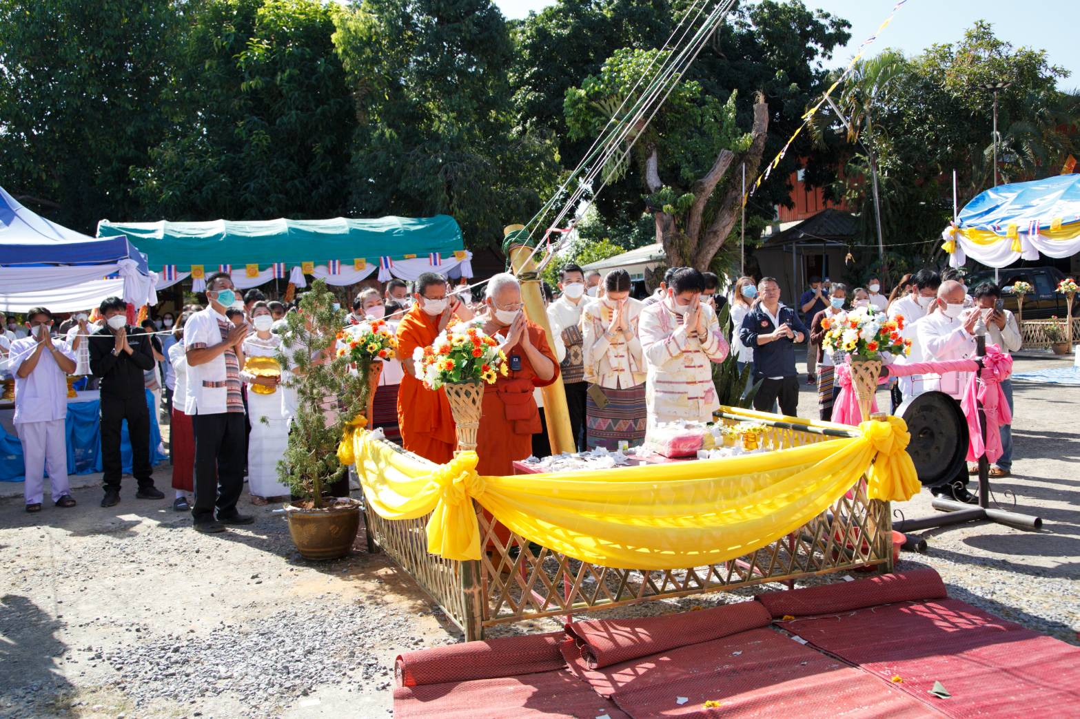"ธรรมนัส" ร่วมทำบุญยกช่อฟ้าวัดแช่แห้ง เพื่อเป็นสิริมงคลในวันปีใหม่