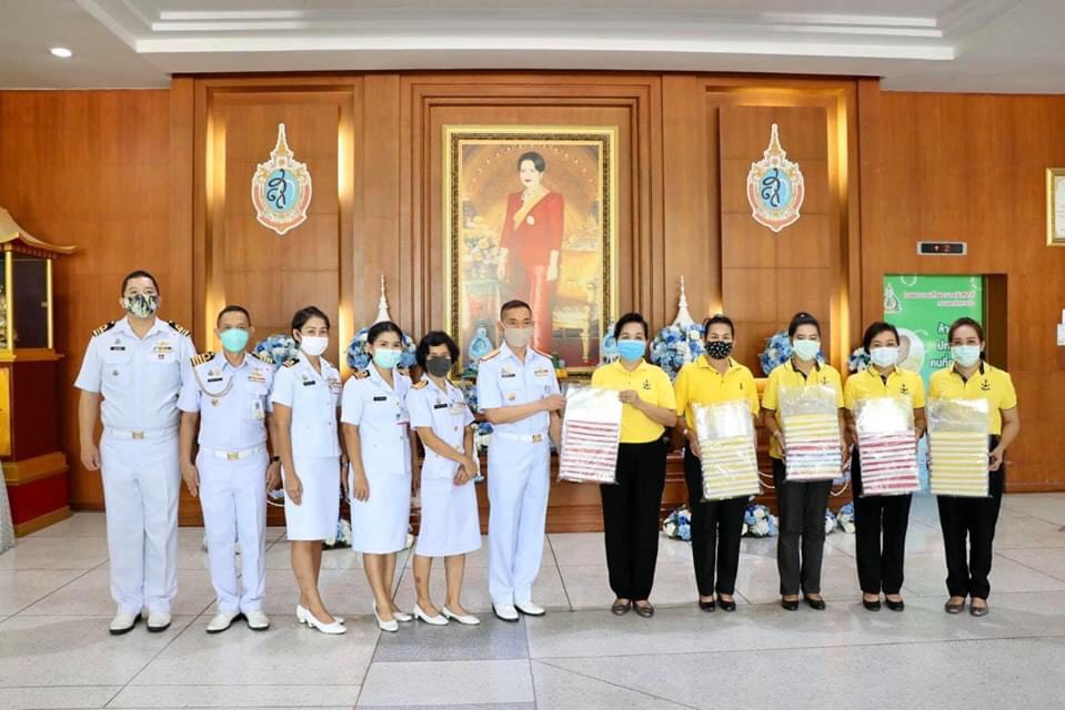 ชมรมภริยาทหารเรือทัพเรือภาคที่1 มอบ Face Shield ให้โรงพยาบาลพื้นที่สัตหีบ
