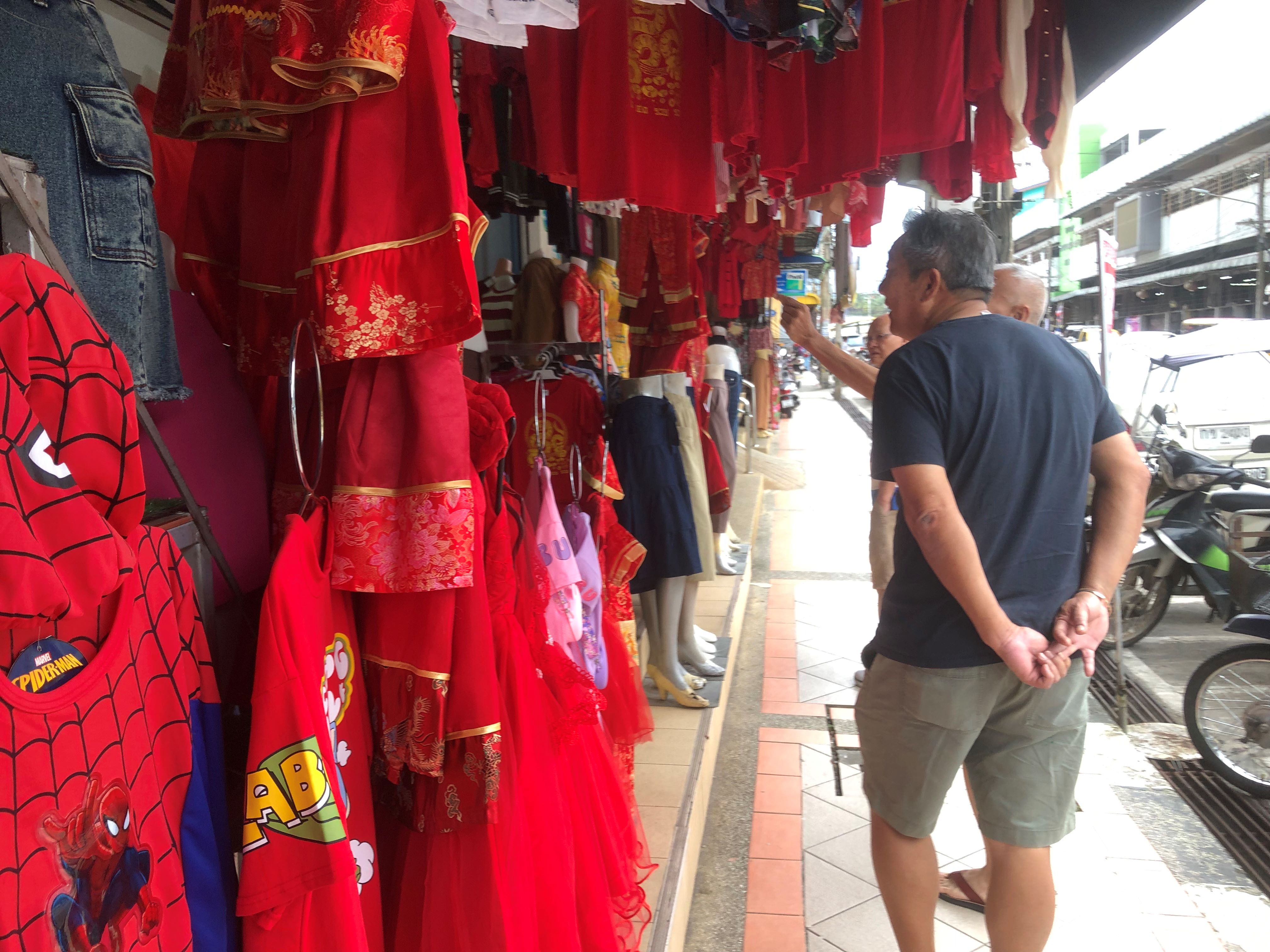 ร้านค้าเมืองเบตงคึกคักคนไทยเชื้อสายจีน-ชาวมาเลเซียข้ามแดนแห่ซื้อเสื้อแดงรับตรุษจีน