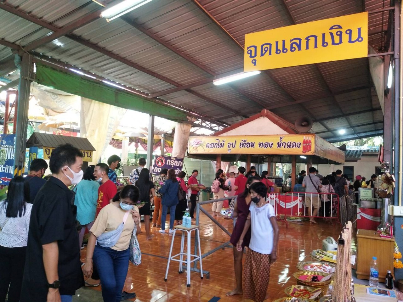 แห่ไหว้แน่นวัด​หลวงพ่อปากแดง ส่องเลขเด็ดในอ่างน้ำมนต์