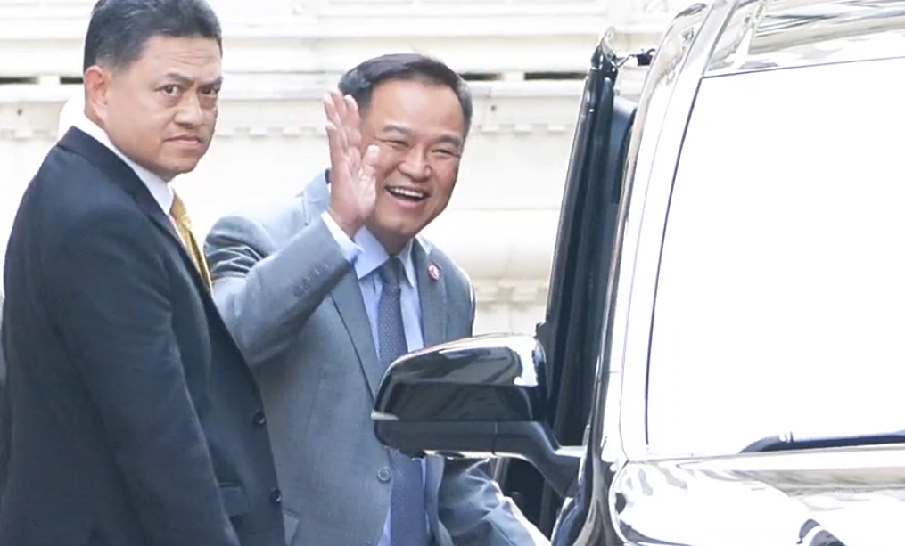 "อนุทิน​" วนรอบทำเนียบฯ หลบสื่อ หลังสะพัด​ ควง "เนวิน​" ดอดพบ​ "ทักษิณ" ​ บ้านจันทร์ส่องหล้าวานนี้