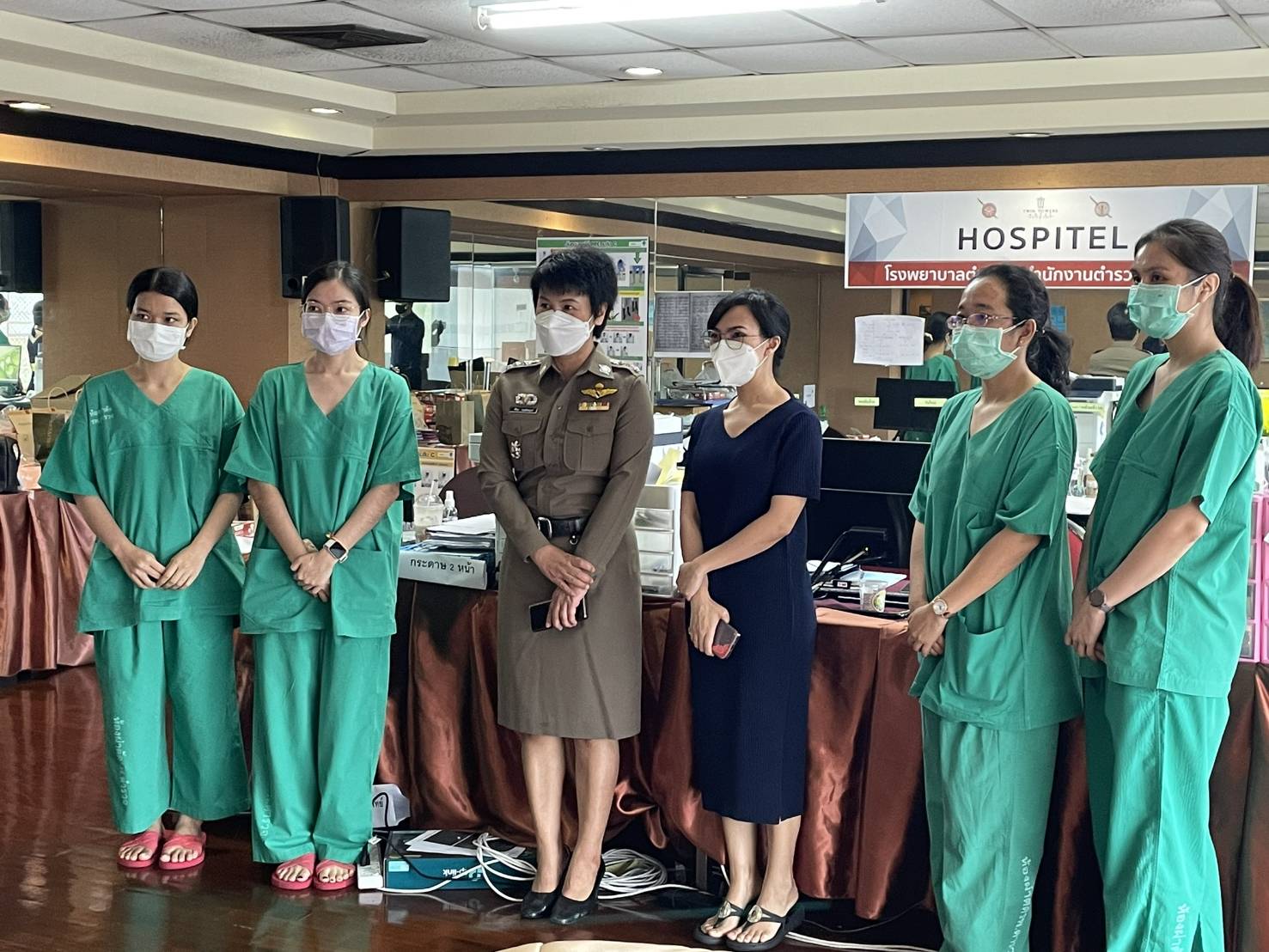 รองผบช.น.ควงรองโฆษกตร. เยี่ยมผู้ป่วยที่พักรักษาตัวอยู่ที่ Hospitel 