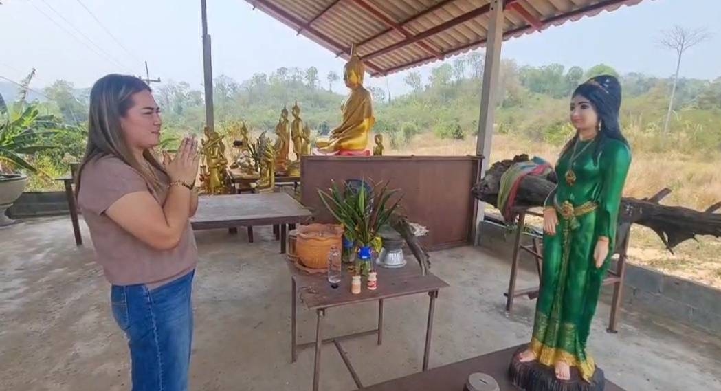 ชาวบ้านแห่ขอโชค เจ้าแม่ตะเคียนทอง บ้านห้างญวน หลังให้ถูกหลายงวดติด