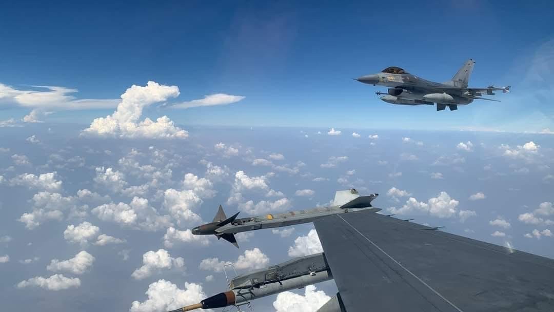 ทัพอากาศไทยส่งเครื่องบินรบ F 16 จำนวน 2 ลำขึ้นบินลาดตระเวนในพื้นที่แม่สอด-ท่าสองยางป้องกันการรุกล้ำ 