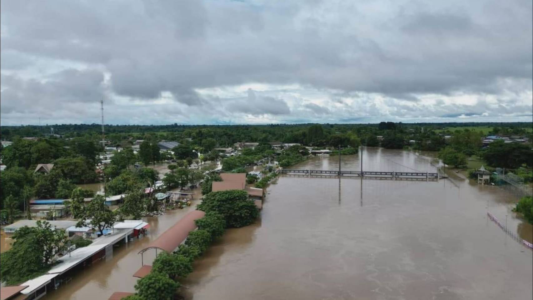 "สกลนคร"ฝนตกหนักจนลำน้ำพุงหนุนสูงท่วมลานพญาเต่างอยและเครื่องสูบน้ำประปา