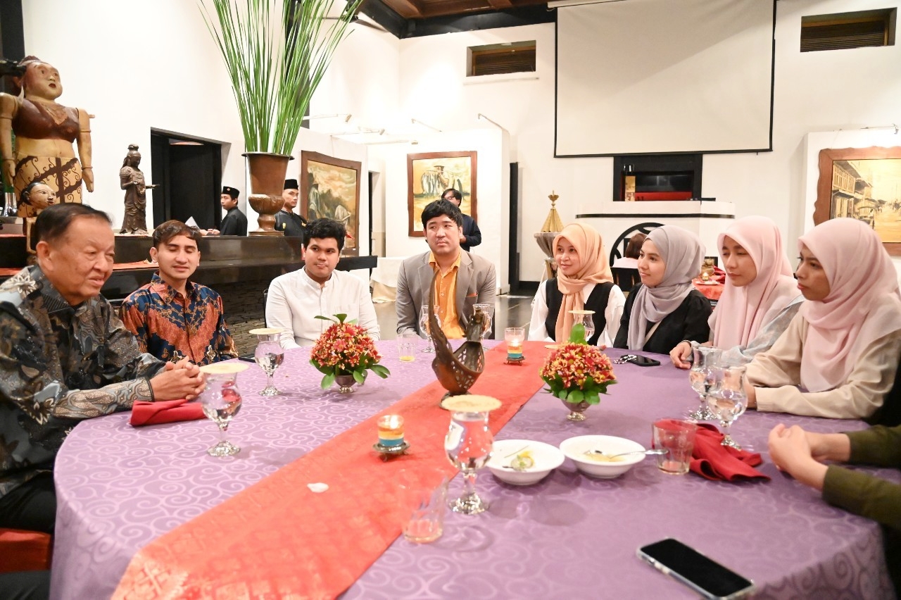 “วันนอร์” รับปากช่วยนักศึกษาไทยในอินโดฯ ปมใบรับรองวุฒิฯเปิดช่องให้ทำงาน-รับราชการง่ายขึ้น ไม่ต้องไปเทียบวุฒิ-เรียนเพิ่มอีก 2 ปี