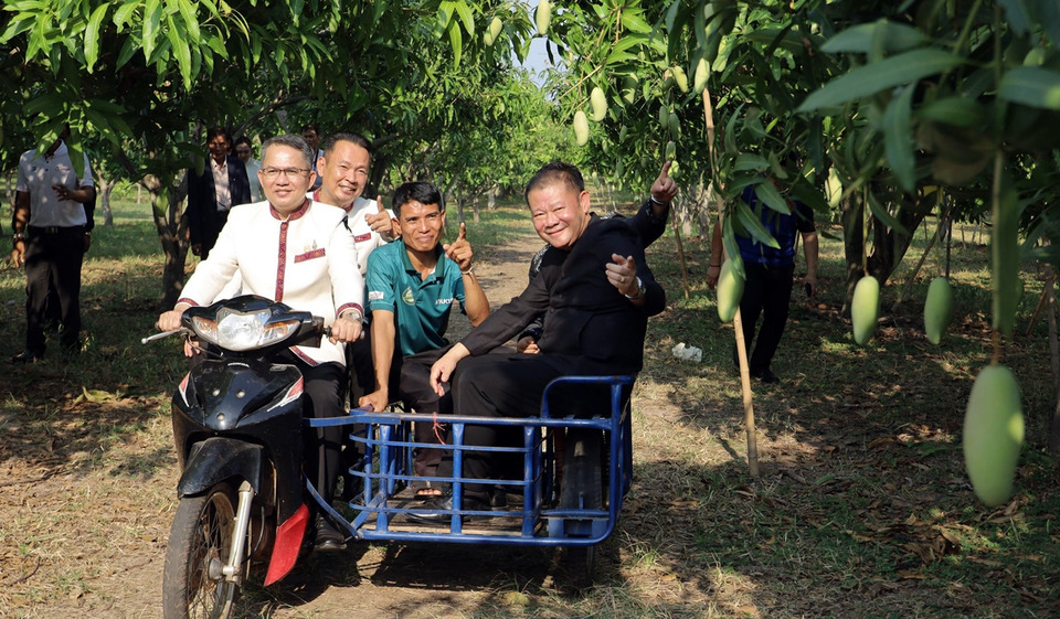 ผู้ว่าฯ กาฬสินธุ์ พาลุยสวนมะม่วงมหาชนก ชูของดี GI เนื้อแน่นหอมหวาน ส่งออกญี่ปุ่น-ยุโรป
