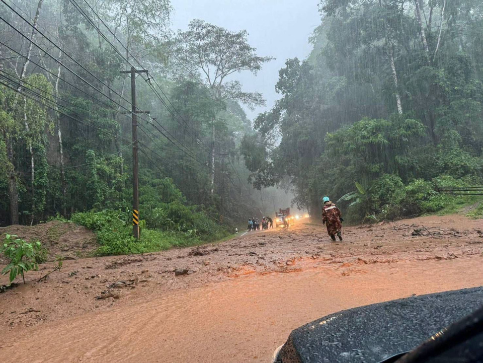 เตือนด่วน! ทางหลวง 108 แม่สะเรียง–แม่เหาะ ถนนลื่นหนัก หลังน้ำป่าหลาก-ดินสไลด์