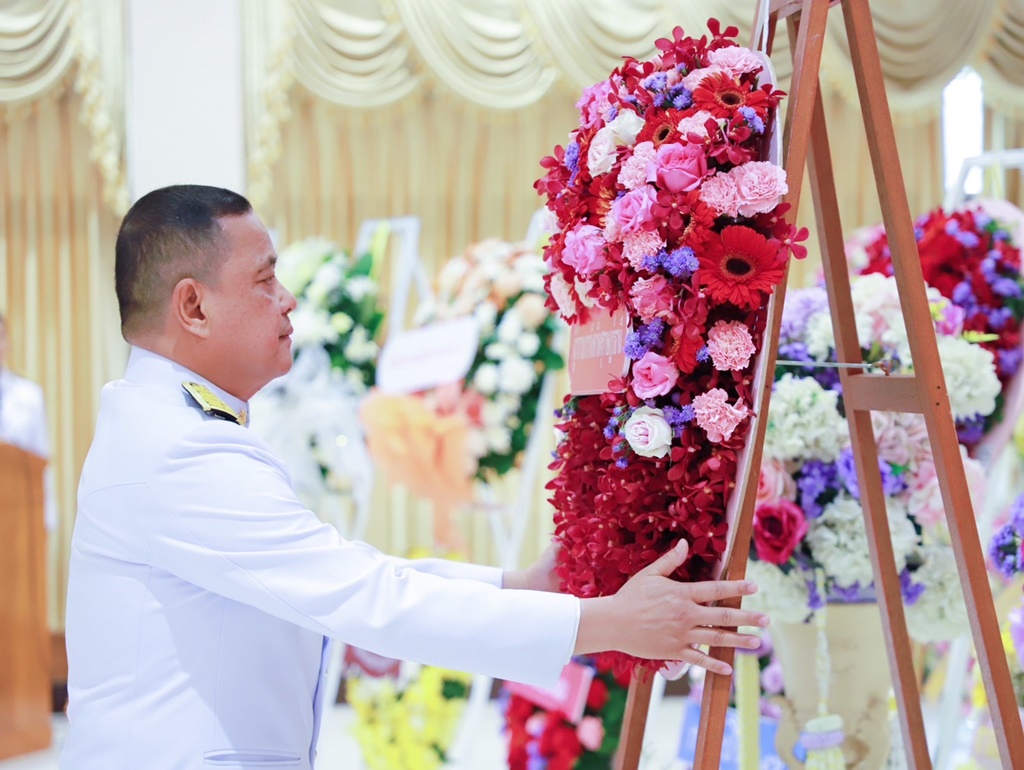 ผู้ว่าฯสุราษฎร์ธานี นำ ขรก.-ปชช.ถวายราชสักการะวันคล้ายวันสวรรคตสมเด็จพระนเรศวรมหาราช