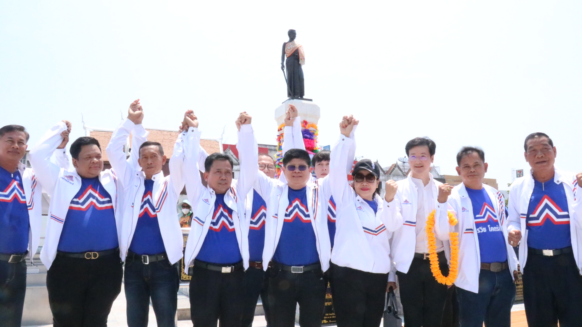 "แรมโบ้"นำว่าที่ผู้สมัคร ส.ส.16 เขตโคราชกราบไหว้ขอพร"ย่าโม"