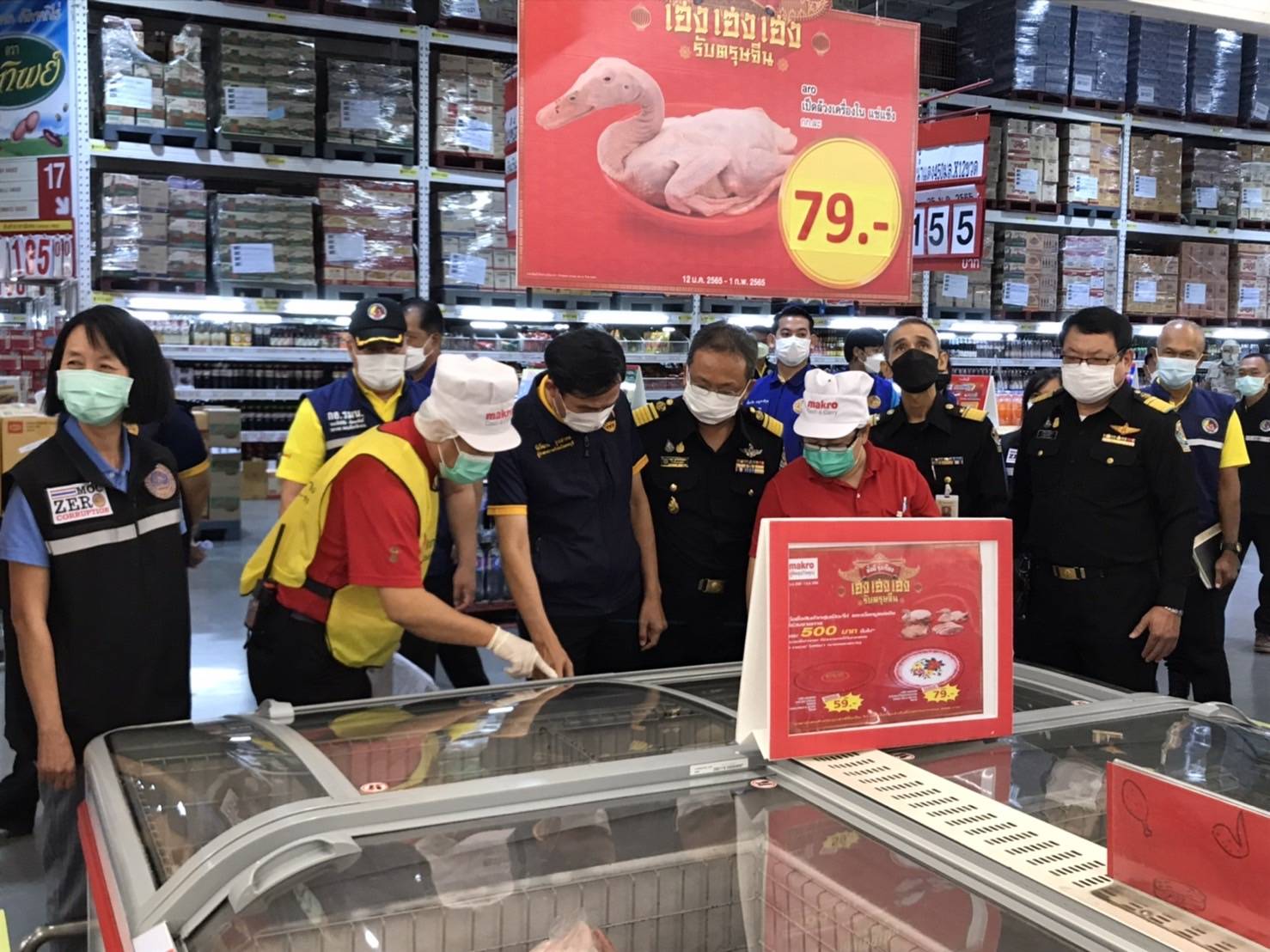 ลพบุรีนำกำลังตรวจสต๊อกเนื้อหมูในห้องเย็น-สถานที่จำหน่ายในพื้นที่ 