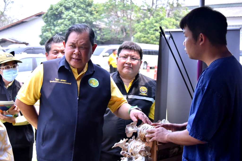 "ไชยา" ขึ้นเหนือ มอบหนังสือสัญญายืมโคให้เกษตรกรเชียงราย กว่า 80 ราย