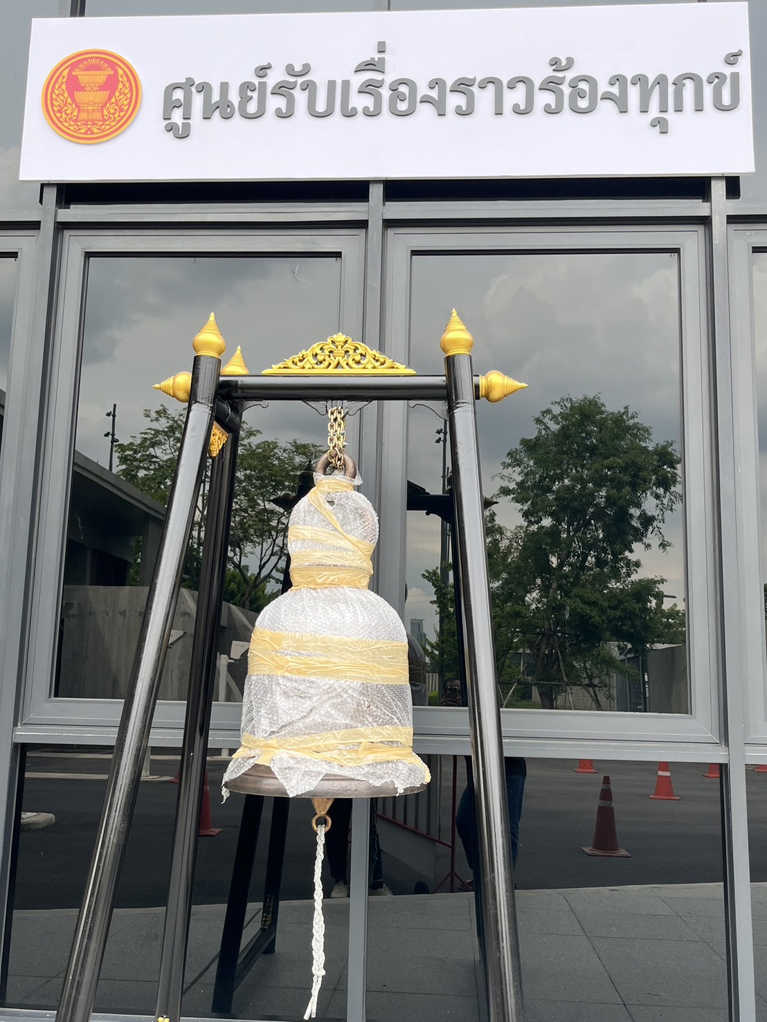 "พิเชษฐ์" สั่งตั้งระฆังใบเบ้อเริ่ม หน้าห้องเปิดให้ประชาชนร้องทุกข์ วิจารณ์ขรมสวนทาง smart parliament หรือไม่