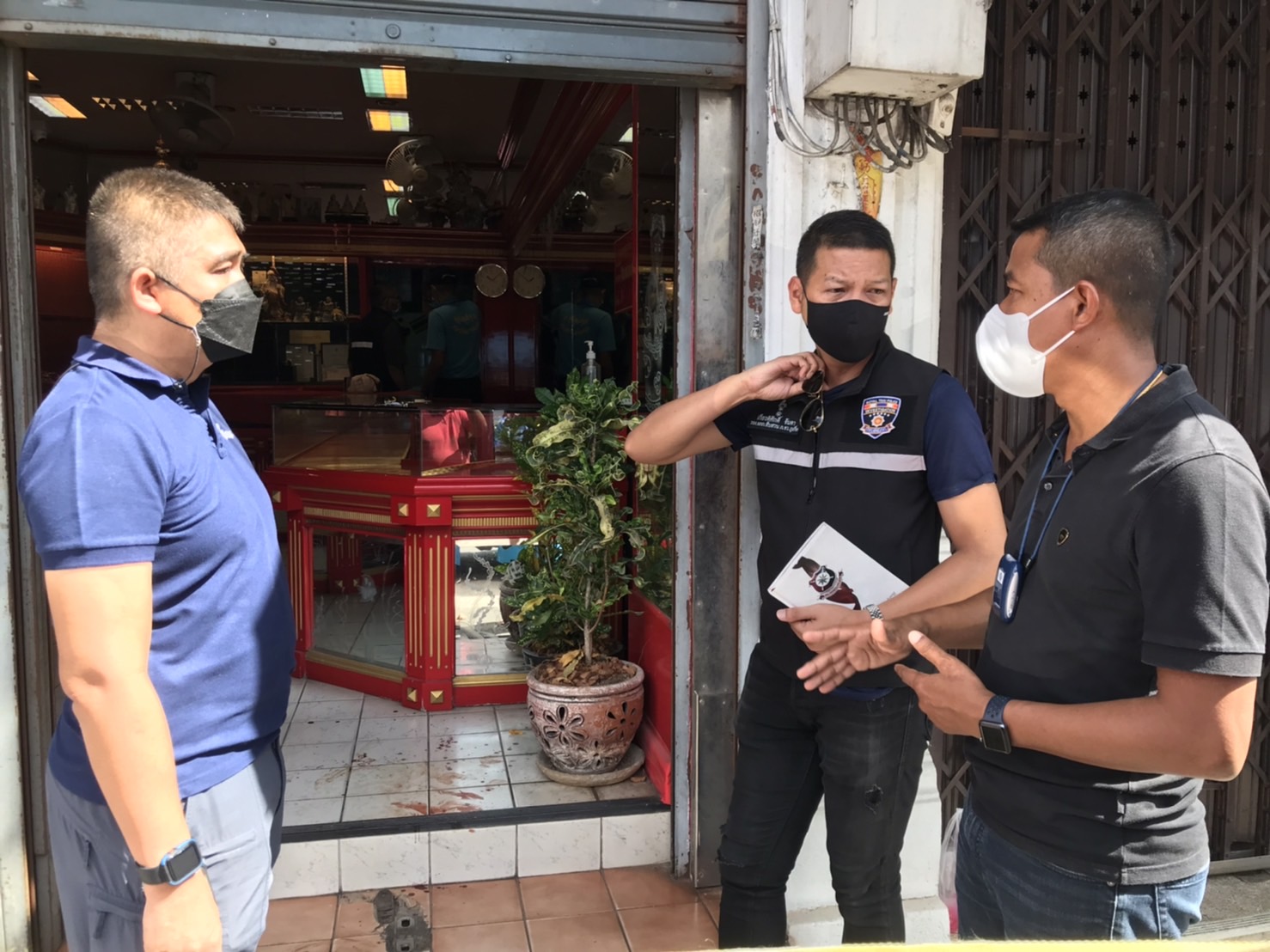 คนร้ายบุกเดี่ยวกลางดึก ทำร้ายเจ้าของร้านเจ็บสาหัส กวาดทองหลบหนี