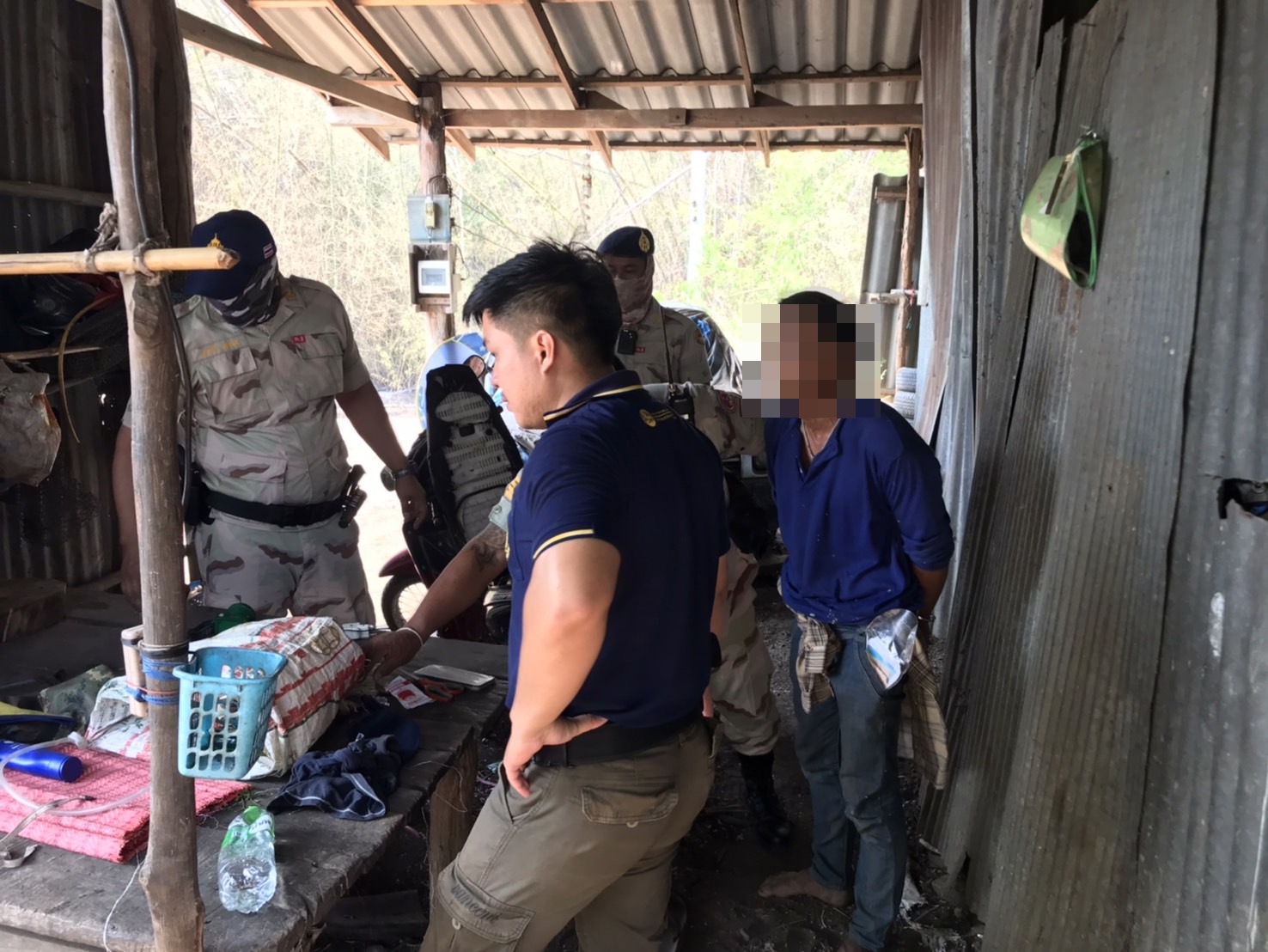 จับหนุ่มทาสยาประสาทหลอนชอบข่มขู่คุกคามชาวบ้านในหมู่บ้านพื้นที่ตำบลท่ากระดาน