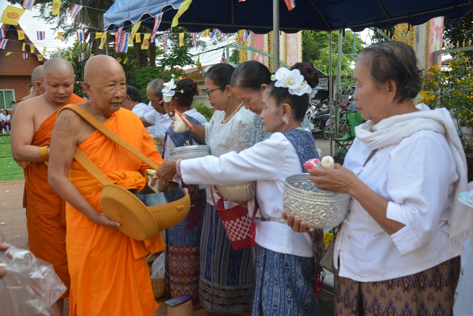 มุกดาหารร่วมตักบาตรเทโวโรหณะ วันออกพรรษา สืบสานประเพณีบุญสำคัญ