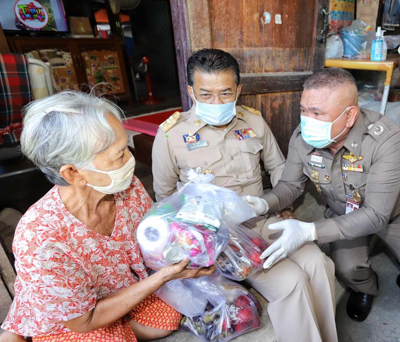 ผู้ว่าฯพร้อมผู้การฯเมืองปทุมธานี นำของกินของใช้ใส่‘รถพุ่มพวง’ปันสุขประชาชนถึงหัวกระไดบ้าน