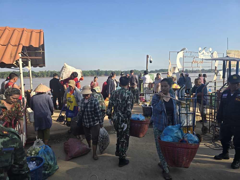 ตลาดนัดจุดผ่อนปรน ไทย-ลาว บ้านเปงจาน อ.รัตนวาปี คึกคัก หลังน้ำโขงมีระดับปกติ