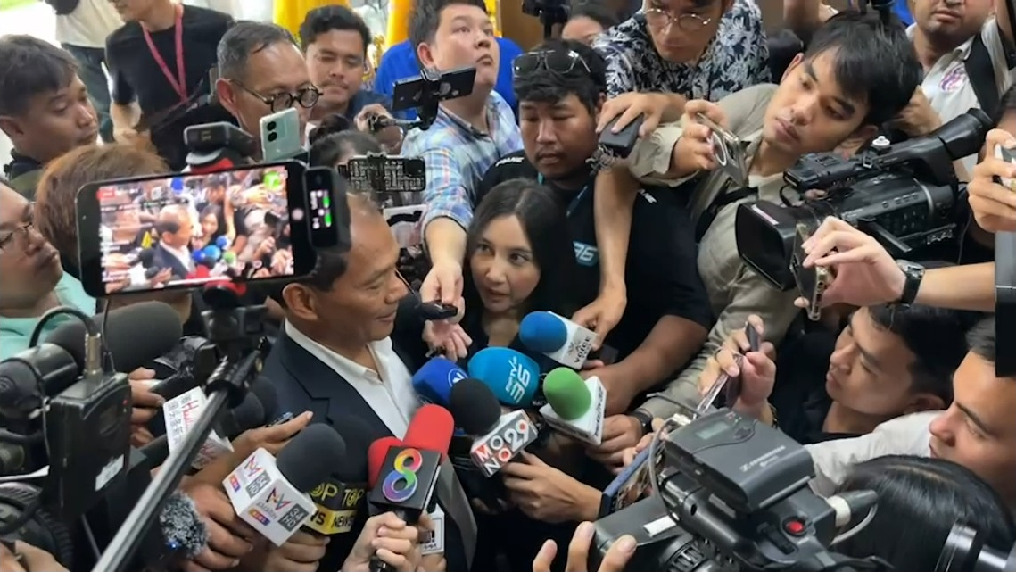 "จักรภพ เพ็ญแข" ถูกควบคุมตัวจากท่าอากาศยานสุวรรณภูมิ มาที่กองบังคับการปราบปราม หลังจากเดินทางเข้าประเทศ