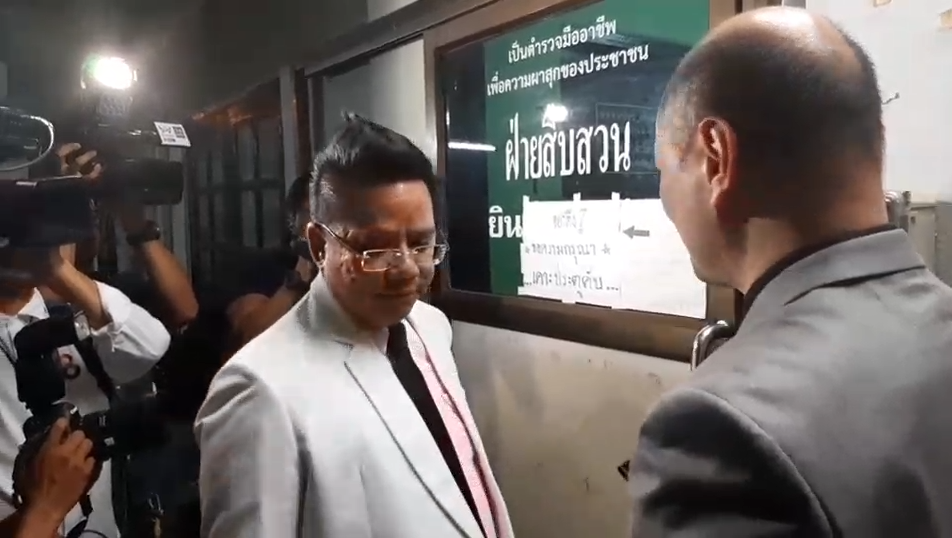 เพื่อนทนายแห่ให้กำลังใจ "ทนายตั้ม" ด้านทนายรณรงค์ มาเยี่ยมพร้อมฝากข้าวผัดเป็นมื้อเย็น 