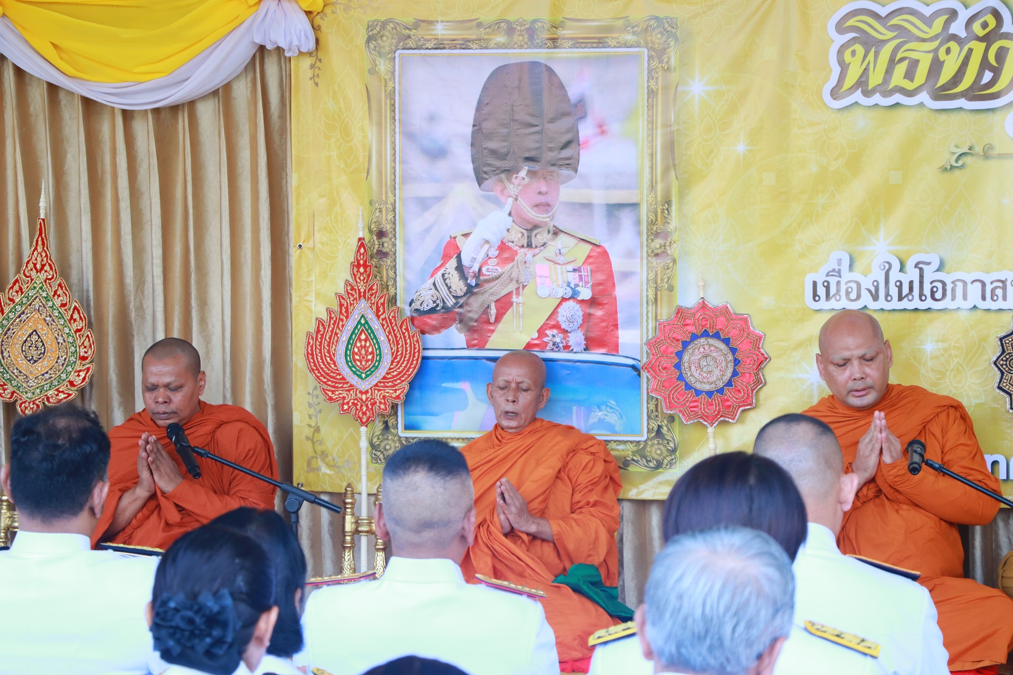 สตูลจัดพิธีเจริญพระพุทธมนต์และทำบุญตักบาตรข้าวสารอาหารแห้งถวายพระราชกุศลพระบาทสมเด็จพระเจ้าอยู่หัว