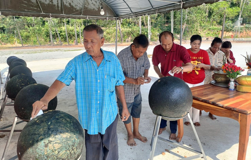 ระยองคึกคัก!! สายมูแน่นวัดเนินสุข ปิดทองลูกนิมิต 9 วัน 9 คืน รับตรุษจีน 