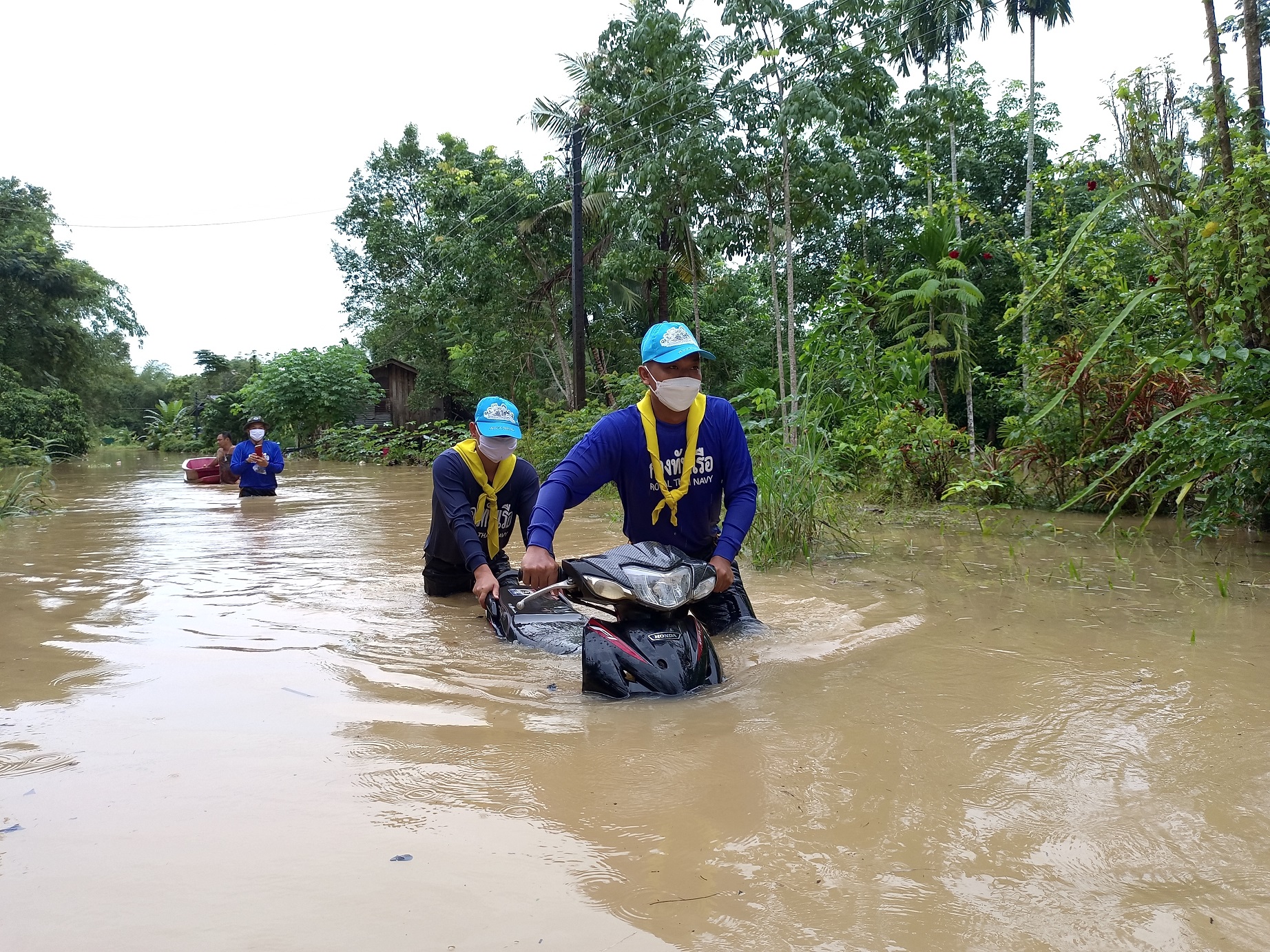 "กองทัพเรือ" บูรณาการช่วยเหลือประชาชนถูกน้ำป่าไหลหลากกว่า 20 ครัวเรือน 