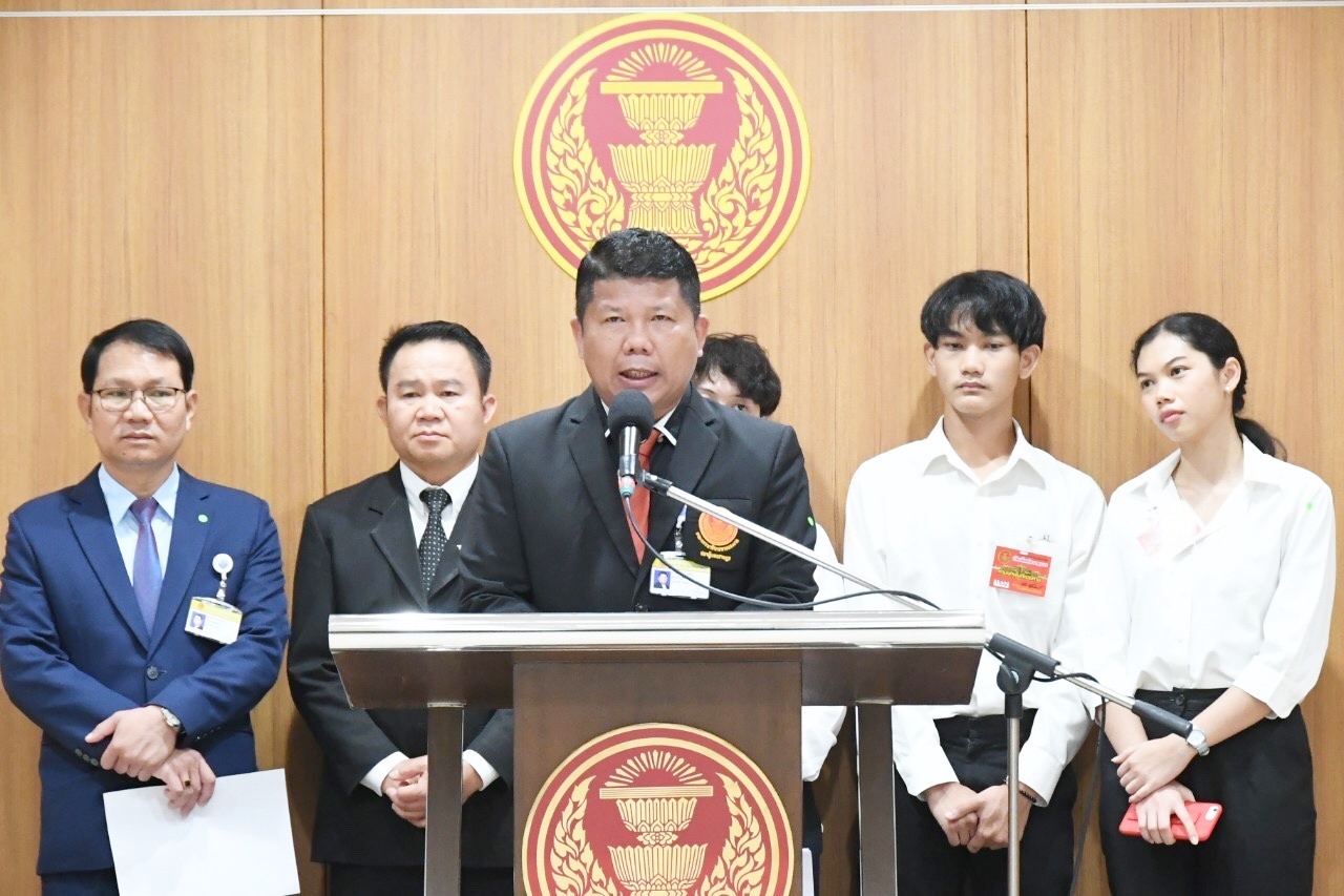 นักศึกษา.มธ.บุกสภาร้อง กมธ.แรงงาน สอบคณบดีปมแชทหลุดไม่รับนศ.เห็นต่างการเมืองฝึกงาน 