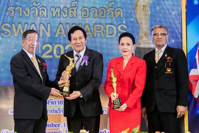 ครั้งแรกในประเทศไทย! "แพนเค้ก-เบิ้ล-โก๊ะตี๋" รับรางวัลเด่น "สมบัติ-อรัญญา" รับรางวัลเกียรติยศ "หงส์อวอร์ด"