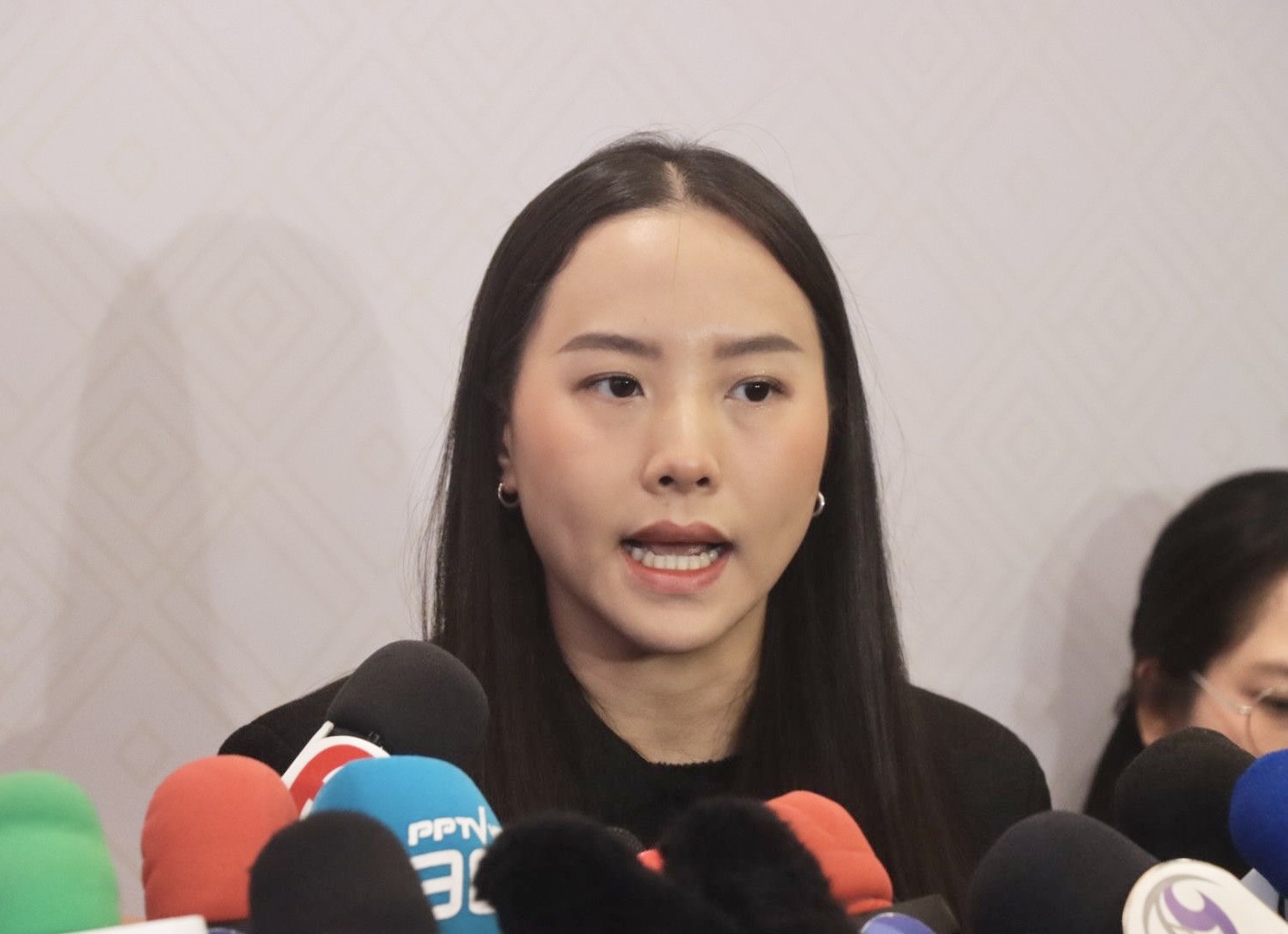 “รักชนก” ลั่นนึกว่าจะตกขบวนโดนฟ้อง! จี้สื่อเอ่ยชื่อบริษัทตรง ๆ หวั่นโยงผลประโยชน์ TH-AI Passport