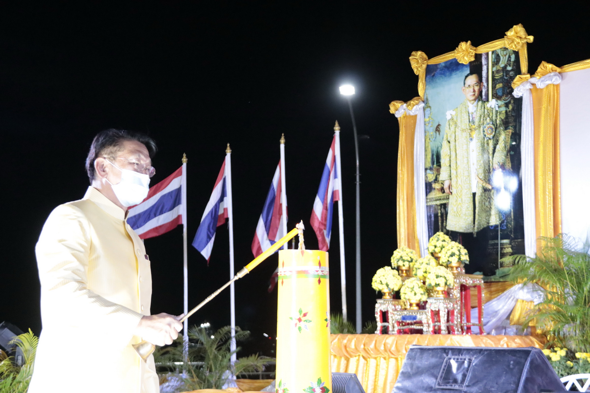 พ่อเมืองสัตหีบร่วมจุดเทียน-ปล่อยลูกโป่งและจุดพลุร่วมรำลึกถึงร.9