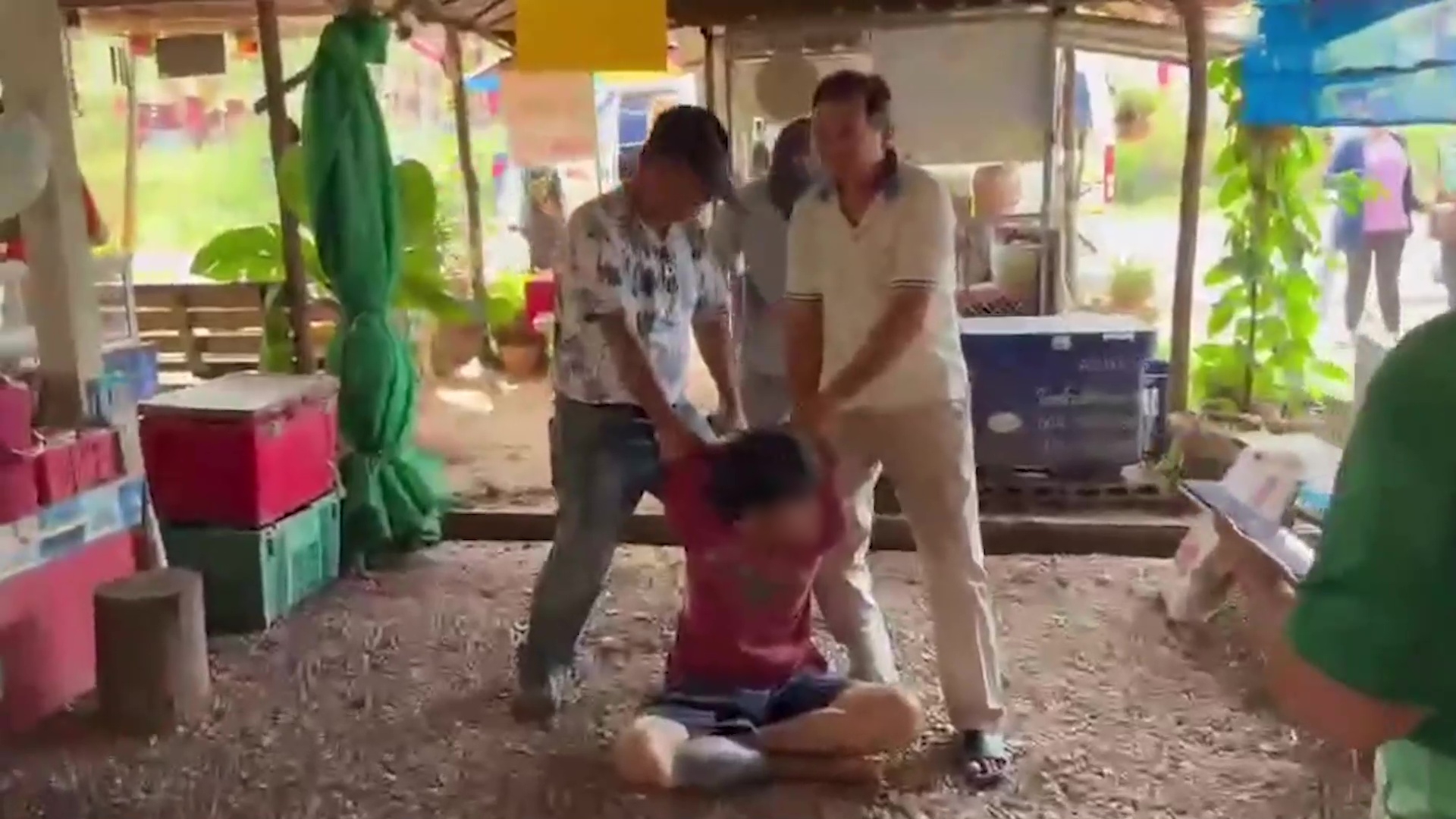 ชุมพร ลูกชายน้อยใจ หลังจากแม่มีสามีใหม่ ความรักที่แม่เคยให้กลับเปลี่ยนไป เสพยาบ้า 10 เม็ด คว้าปืนจ่อยิงพ่อเลี้ยงดับ