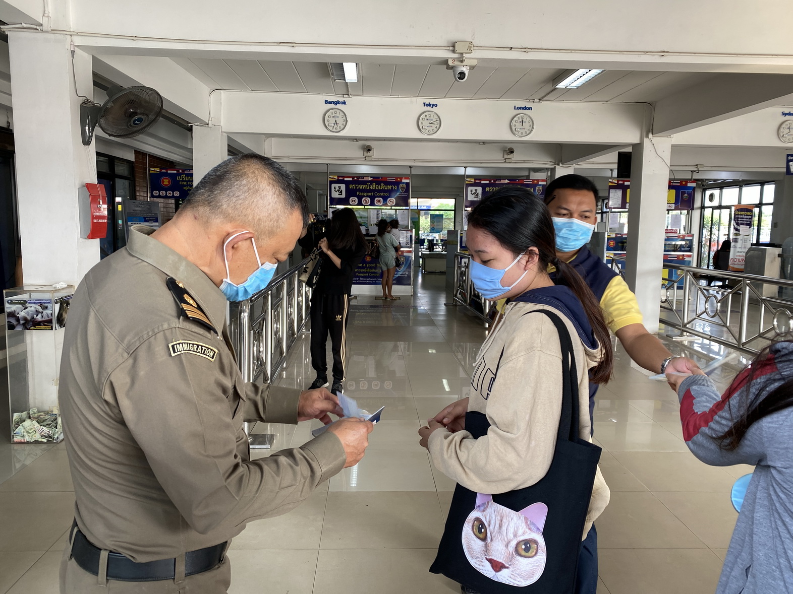 หนองคายปิดด่านพรมแดน แรงงานลาวกลับบ้าน-รถสินค้าต่อคิวยาว